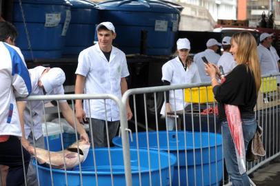  CAXIAS DO SUL, RS, BRASIL, 16/04/2019Os três maiores municípios da Serra realizam Feira do Peixe Vivo nos próximos dias. A comercialização, tradicional por causa da Sexta-feira Santa, inicia na terça-feira (16) em duas cidades. Em Caxias do Sul, as vendas serão na Praça Dante Alighieri, entre 8h e 18h, até a próxima quinta-feira (18). Participam oito feirantes, com projeção de venda de 27 toneladas de peixe. Serão comercializadas as espécies carpa-capim, húngara, cabeça-grande e prateada, jundiá, bagre e tilápia. Os preços variam de R$ 10 a R$ 16 o quilo.  (LUCAS AMORELLI/AGÊNCIA RBS)