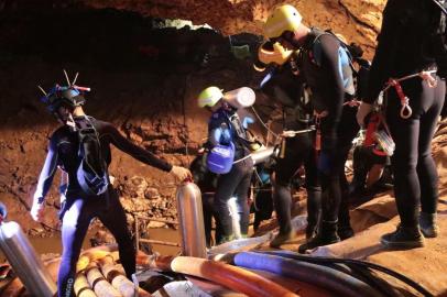 This undated handout photo taken recently and released by the Royal Thai Navy on July 7, 2018 shows a group of Thai Navy divers in Tham Luang cave during rescue operations for the 12 boys and their football team coach trapped in the cave at Khun Nam Nang Non Forest Park in the Mae Sai district of Chiang Rai province. / AFP PHOTO / ROYAL THAI NAVY / Handout / XGTY - RESTRICTED TO EDITORIAL USE - MANDATORY CREDIT AFP PHOTO / ROYAL THAI NAVY - NO MARKETING NO ADVERTISING CAMPAIGNS - DISTRIBUTED AS A SERVICE TO CLIENTS