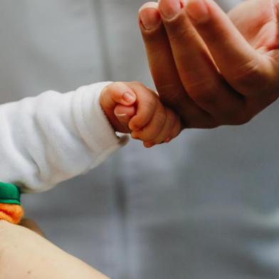  PORTO ALEGRE, RS, BRASIL, 18/04/2019: Bebês que tiverem alta na maternidade do Clínicas vão pra casa com um cueiro e uma touquinha laranja e verde, como se fossem cenourinhas do coelho da Páscoa. (Foto: Omar Freitas / Agência RBS)