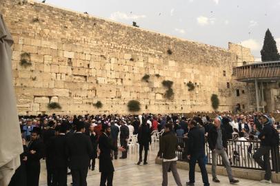 Pelas ruas de Jerusalém, Porto Alegre ou Caxias do Sul, põe-se à prova o valor simbólico da Páscoa