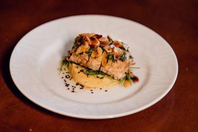 Chef Liliane Trentin, do Nostra Cucina Ristorante, em Caxias, prepara bacalhau com purê de grão-de-bico como opção para a Páscoa.