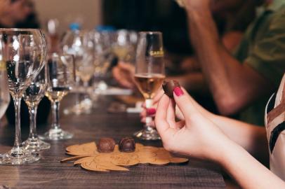 Harmonização trufas e espumantes. Cresce venda de vinhos e espumantes na Páscoa.