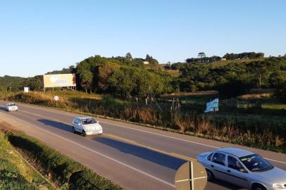 Cerca de 40 veículos por minuto se deslocam para o Litoral Norte pela Rota do Sol em Caxias na manhã desta sexta-feira. 