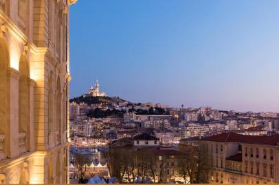 An evening view of Marseille from the Intercontinental Marseille â¿¿ Hotel Dieu.MARSEILLE, France ¿ BC-TRAVEL-TIMES-36-MARSEILLE-ART-NYTSF ¿ An evening view of Marseille from the Intercontinental Marseille ¿ Hotel Dieu. No city divides the French like Marseille. For every admirer cooing about the sun-warmed sea, craggy coastlines, fish-rich bouillabaisse and the Mediterranean melting pot (thanks to 20th-century immigration from Greece, Spain, Italy, Corsica, Morocco, Tunisia and Algeria), someone else is grousing about corruption, dirty streets and eroding Frenchness. And where the port city¿s champions see a swaggering no-nonsense metropolis free of bourgeois pretensions, others see a lack of refinement. Everyone agrees, however, that Marseille is a city in metamorphosis. Major urban-renewal projects have upgraded the waterfront into a sprawl of state-of-the-art cultural venues, shopping centers and skyscrapers from five-star architects. (CREDIT: Gabrielle Voinot/The new York Times)..--..ONLY FOR USE WITH ARTICLE SLUGGED -- BC-TRAVEL-TIMES-36-MARSEILLE-ART-NYTSF -- OTHER USE PROHIBITED.Editoria: TRALocal: MarseilleIndexador: Gabrielle VoinotFonte: NYTNSFotógrafo: STR