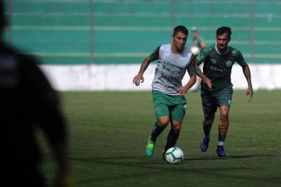  CAXIAS DO SUL, RS, BRASIL, 19/04/2019 - Depois de eliminar o Botafogo na Copa do Brasil, ainda no dia 11 de abril, o time volta a campo apenas na próxima quarta-feira (24) pela competição nacional, desta vez pela quarta fase. NA FOTO: volante João Paulo - ao fundo. (Marcelo Casagrande/Agência RBS)