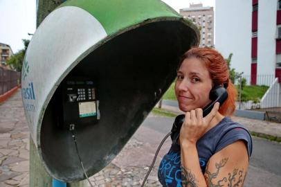  PORTO ALEGRE-RS- BRASIL- 18/04/2019-  Pauline Pedrotti,  precisou usar um orelhão e não conseguiu. Moradora da Rua Domingos Seguézio,  tem quatro orelhões perto de casa e todos estavam estragados. FOTO FERNANDO GOMES/ ZERO HORA.