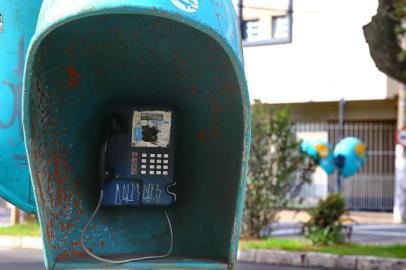  PORTO ALEGRE - BRASIL - Queda no número de telefones públicos na cidade. (FOTO: LAURO ALVES)