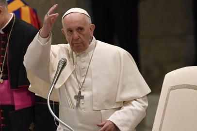  Pope Francis greets people at the end of an audience to Vaticans employees at the Paul VI audience Hall on December 21, 2017 in Vatican.  / AFP PHOTO / Andreas SOLAROEditoria: RELLocal: Vatican CityIndexador: ANDREAS SOLAROSecao: religious leaderFonte: AFPFotógrafo: STF