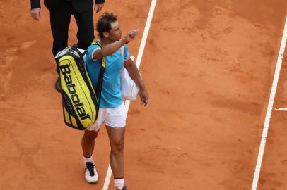  Spains Rafael Nadal leaves the court after being defeated by Italys Fabio Fognini during the semi final tennis match of the Monte-Carlo ATP Masters Series tournament in Monaco on April 20, 2019. (Photo by VALERY HACHE / AFP)Editoria: SPOLocal: MonacoIndexador: VALERY HACHESecao: tennisFonte: AFPFotógrafo: STF