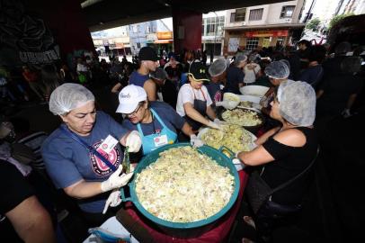  PORTO ALEGRE,RS,BRASIL.2019-04-20.Cozinheiros do Bem fazem almoço de Páscoa , e servem mil e duzentos pratos,para moradores de rua.(RONALDO BERNARDI/AGENCIA RBS).