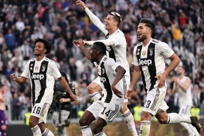  Juventus Portuguese forward Cristiano Ronaldo (C), his hair covered in foam, and (From L) Juventus Colombian midfielder Juan Cuadrado, Juventus French midfielder Blaise Matuidi and Juventus German midfielder Emre Can acknowledge fans and celebrate after Juventus secured its 8th consecutive Italian 2018/19 Scudetto Serie A championships, after winning the Italian Serie A football match Juventus vs Fiorentina on April 20, 2019 at the Juventus stadium in Turin. (Photo by Marco Bertorello / AFP)Editoria: SPOLocal: TurinIndexador: MARCO BERTORELLOSecao: soccerFonte: AFPFotógrafo: STF