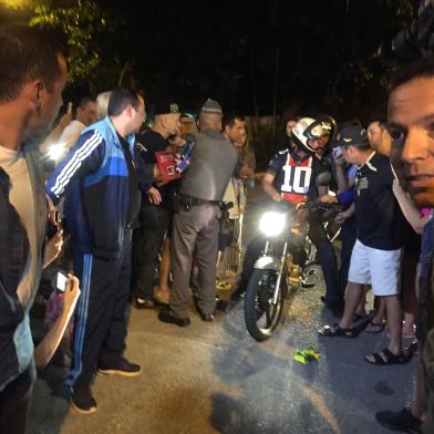 GUARUJ¿?, SP, 20.04.2019 BOLSONARO-FERIADO - O presidente Jair Bolsonaro (de capacete) pilota moto em Guarujá (SP), onde passa o feriado prolongado de Páscoa - O presidente Jair Bolsonaro (PSL) deixou o hotel militar onde está hospedado em Guarujá neste sábado (20) e deu uma volta de moto pela cidade. Pilotando a moto, ele saiu do local por volta de 18h34 e voltou minutos depois, em torno das 18h55. O objetivo da "escapada" e o destino não foram divulgados.(Foto:Gilmar Alves Jr/Folhapress)