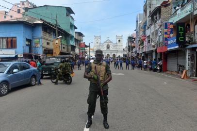 Forças de segurança próximas a uma igreja de Colombo que foi alvo de um dos ataques ocorridos na manhã deste domingo (21) no Sri Lanka. 