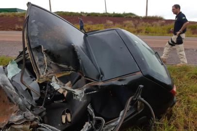 Na madrugada deste domingo (21), a PRF foi acionada para atender uma colisão frontal na BR 285 em São Luís Gonzaga.O acidente ocorreu próximo das 03h30, quando um Celta invadiu a pista contrária e colidiu frontalmente em um caminhão emplacado em Santo Antônio das Missões. 