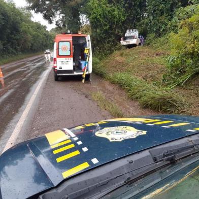 Duas pessoas morreram nesta manhã em acidente na BR 386, em Seberi, no Norte do Estado. As vítimas estavam em um veículo Cobalt que saiu da pista e bateu e uma árvore. A vítimas foram identificadas como Marino da Silva e José Carlos Lagger. Uma mulher, que estava no banco traseiro, ficou gravemente ferida e foi levada ao hospital da cidade. O acidente foi no km 53. De acordo com a Polícia Rodoviária, chovia no momento e a suspeita é de que o veícula tenha aquaplanado. Na sexta-feira, também na BR 386, em Soledade, um acidente entre dois carros matou seis pessoas.