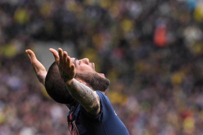 Paris Saint-Germains Brazilian defender Dani Alves celebrates after scoring during the French L1 football match between Nantes and PSG at the Beaujoire stadium in Nantes, on April 17, 2019. (Photo by LOIC VENANCE / AFP)