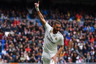 Real Madrids French forward Karim Benzema celebrates his second goal during the Spanish League football match between Real Madrid and Athletic Bilbao at the Santiago Bernabeu Stadium in Madrid on April 21, 2019. (Photo by GABRIEL BOUYS / AFP)