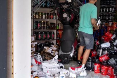 Moto invade loja em Blumenau, Santa Catarina