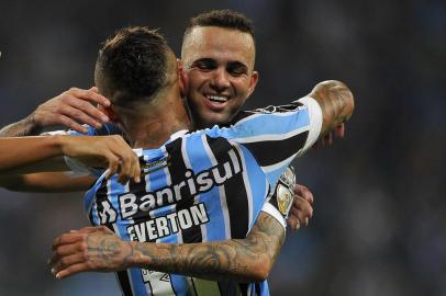  PORTO ALEGRE, RS, BRASIL, 01.05.2018. Grêmio enfrenta o Cerro Porteño, na Arena, em partida válida pela fase de grupos da Copa Libertadores 2018. Na foto, atacante Éverton é abraçado por Tony Anderson e Luan.Foto: Mateus Bruxel/Agência RBS