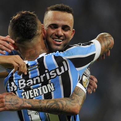  PORTO ALEGRE, RS, BRASIL, 01.05.2018. Grêmio enfrenta o Cerro Porteño, na Arena, em partida válida pela fase de grupos da Copa Libertadores 2018. Na foto, atacante Éverton é abraçado por Tony Anderson e Luan.Foto: Mateus Bruxel/Agência RBS