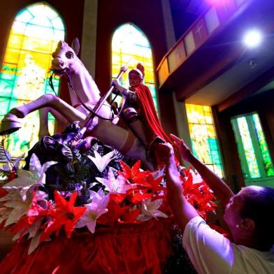  PORTO ALEGRE, RS, BRASIL, 22/04/2019- Os preparativos para o dia de São Jorge.(FOTOGRAFO: JÚLIO CORDEIRO / AGENCIA RBS)