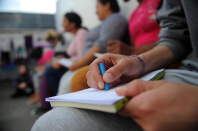  CAXIAS DO SUL, RS, BRASIL 10/08/2017Projeto Escritor na Comunidade, da Secretaria Municipal de Cultura, levou a escritora Natalia Borges Polesso até a Penitenciária Industrial de Caxias do Sul (PICS) para fazer uma oficina de leitura com apenadas. (Felipe Nyland/Agência RBS)