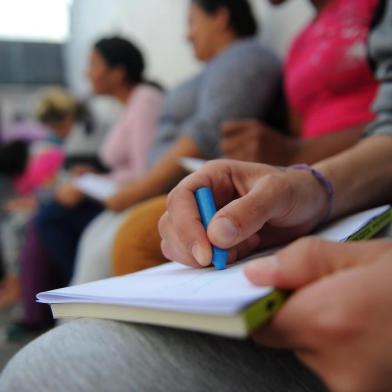  CAXIAS DO SUL, RS, BRASIL 10/08/2017Projeto Escritor na Comunidade, da Secretaria Municipal de Cultura, levou a escritora Natalia Borges Polesso até a Penitenciária Industrial de Caxias do Sul (PICS) para fazer uma oficina de leitura com apenadas. (Felipe Nyland/Agência RBS)