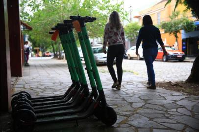  PORTO ALEGRE, RS, BRASIL, 23/04/2019- Patinetes espalhados pelas ruas. Rua Marcílio Dias. (FOTOGRAFO: RONALDO BERNARDI / AGENCIA RBS)