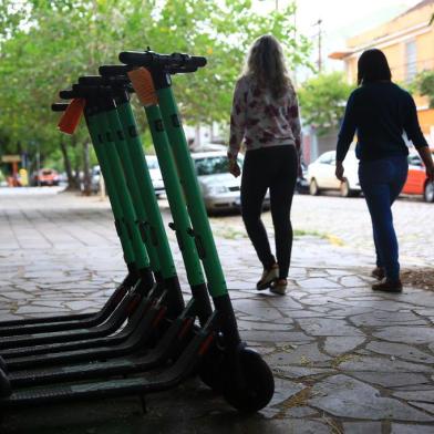  PORTO ALEGRE, RS, BRASIL, 23/04/2019- Patinetes espalhados pelas ruas. Rua Marcílio Dias. (FOTOGRAFO: RONALDO BERNARDI / AGENCIA RBS)