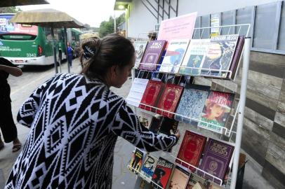  PORTO ALEGRE,RS,BRASIL. Instituto Popular de Arte e Educação (IPDAE) distribuirá mil exemplares de livros na paradas da Lomba do Pinheiro.(RONALDO BERNARDI/AGENCIA RBS).