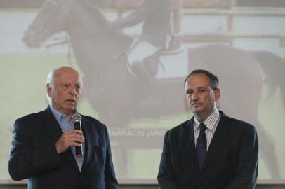 PORTO ALEGRE (RS), 23/4/2019: presidente de honra do The Best Jump, o empresário Jorge Gerdau Johannpeter discursa no lançamento da 51ª edição do evento, ao lado do coordenador do concurso de salto, João Mazzaferro, no restaurante Dado Bier, no Boubon Country.