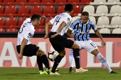  Everton (R) of Brazils Gremio vies for the ball with Ivan Piris (L) and Luis Cardozo of Paraguays Libertad during their Copa Libertadores football match at Defensores del Chaco stadium in Asuncion, Paraguay, on April 23, 2019. (Photo by NORBERTO DUARTE / AFP)Editoria: SPOLocal: AsuncionIndexador: NORBERTO DUARTESecao: soccerFonte: AFPFotógrafo: STR