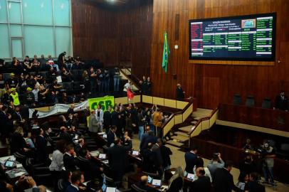  PORTO ALEGRE, RS, BRASIL, 23/04/2019 - Assembleia Legislativa, sessão suspensa para preencher as galerias. Deputados devem votar nesta terça-feira projeto que retira a necessidade de consulta à população para venda das estatais CEEE, Sulgás e CRM(FOTOGRAFO: ROBINSON ESTRÁSULAS / AGENCIA RBS)