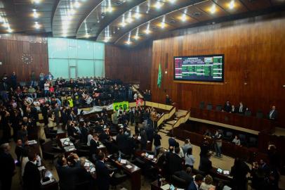  PORTO ALEGRE, RS, BRASIL, 23/04/2019 - Assembleia Legislativa, sessão suspensa para preencher as galerias. Deputados devem votar nesta terça-feira projeto que retira a necessidade de consulta à população para venda das estatais CEEE, Sulgás e CRM(FOTOGRAFO: ROBINSON ESTRÁSULAS / AGENCIA RBS)