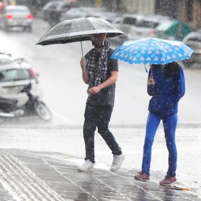  CAXIAS DO SUL, RS, BRASIL, 22/03/2019. Chuva na tarde de sexta-feira, em Caxias do Sul. (Porthus Junior/Agência RBS)