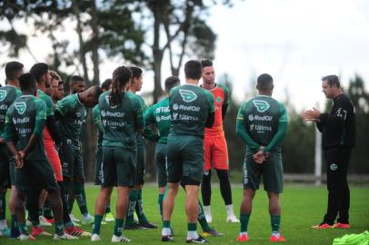  CAXIAS DO SUL, RS, BRASIL, 23/04/2019. Treino do Juventude  no CT. O Ju, joga contra o Vila Nova (GO) pelo jogo de ida da quarta fase da Copa do Brasil 2019. Na foto, técnico Marquinhos Santos (D), conversando com elenco. (Porthus Junior/Agência RBS)