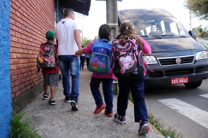  CAXIAS DO SUL, RS, BRASIL (29/03/2019)Acompanhamos a menina de sete anos que há um ano foi baleada durante um ataque cometido por criminosos na rua dos fundos da Escola Municipal Luciano Corsetti, no bairro Kayser, em Caxias. (Antonio Valiente/Agência RBS)