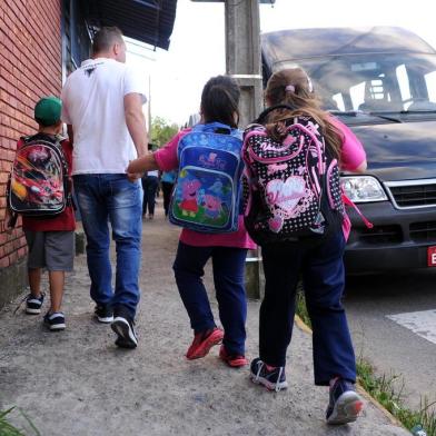  CAXIAS DO SUL, RS, BRASIL (29/03/2019)Acompanhamos a menina de sete anos que há um ano foi baleada durante um ataque cometido por criminosos na rua dos fundos da Escola Municipal Luciano Corsetti, no bairro Kayser, em Caxias. (Antonio Valiente/Agência RBS)