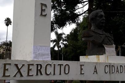 Cartaz a favor do golpe de 1964 colado no monumento ao Exército e busto de Duque de Caxias