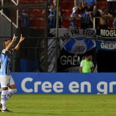  Brazils Gremio player Everton celebrates after scoring against Paraguays Libertad during their Copa Libertadores football match at Defensores del Chaco Stadium in Asuncion, Paraguay, on April 23, 2019. (Photo by NORBERTO DUARTE / AFP)Editoria: SPOLocal: AsuncionIndexador: NORBERTO DUARTESecao: soccerFonte: AFPFotógrafo: STR