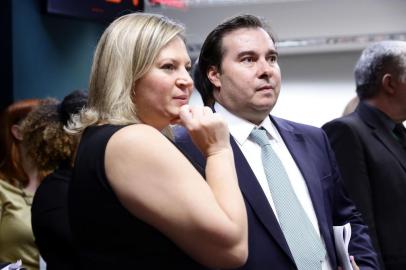 Joice Hasselmann e Rodrigo Maia em reunião da PEC da Previdência. FOto: Michel Jesus/Câmara dos Deputados