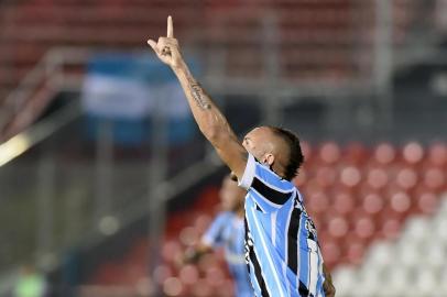  Brazils Gremio player Everton celebrates after scoring against Paraguays Libertad during their Copa Libertadores football match at Defensores del Chaco Stadium in Asuncion, Paraguay, on April 23, 2019. (Photo by NORBERTO DUARTE / AFP)Editoria: SPOLocal: AsuncionIndexador: NORBERTO DUARTESecao: soccerFonte: AFPFotógrafo: STR