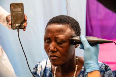 A clinical officer uses a Butterfly iQ, a hand-held ultrasound scanner, to monitor a patient at a field clinic operated by Bridge to Health, a Canadian charity, and Kihefo, a medical charity based in western Uganda, in Ugandas Kabale district.A clinical officer uses a Butterfly iQ, a hand-held ultrasound scanner, to monitor a patient at a field clinic operated by Bridge to Health, a Canadian charity, and Kihefo, a medical charity based in western Uganda, in Ugandas Kabale district, Jan. 30, 2019. The hand-held device, which experts hope will revolutionize front-line global medicine, brings medical imaging to remote communities, often for the first time. (Esther Ruth Mbabazi/The New York Times)Editoria: ALocal: KABALE DISTRICTIndexador: ESTHER RUTH MBABAZISecao: IFonte: NYTNSFotógrafo: STR