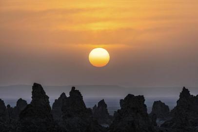 TRAIN-WISMAYER-ART-LSPR-041619A forest of pinnacles near Lake AbbÃ©, on the border of Ethiopia and Djibouti, Feb. 12, 2019. Lake AbbÃ©âs fumaroles, built up over millennia by the accretion of calcareous mineral deposits, present an astonishing panorama. (Marcus Westberg/The New York Times) Editoria: TLocal: LAKE ABBEIndexador: MARCUS WESTBERGFonte: NYTNSFotógrafo: STR