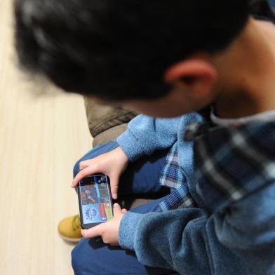  CAXIAS DO SUL, RS, BRASIL, 08/09/2015. Estudantes da escola Caldas Júnior possuem um computador por aluno para trabalhar. A lição 15 da série Educação em pauta, que acompanha a rotina do estudante Leonardo dos Reis, trata da tecnologia na sala de aula e no cotidiano das crianças. (Diogo Sallaberry/Agência RBS)