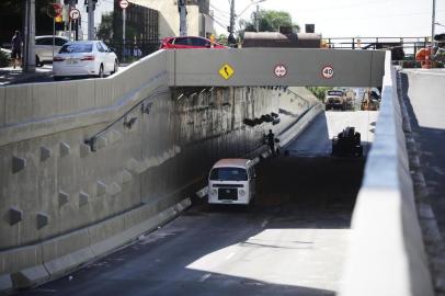  PORTO ALEGRE, RS, BRASIL, 24-04-2019: Trincheira de passagem de nível da Anita Garibaldi com a avenida Carlos Gomes segue interditada por problemas estruturais. Obra apresenta algumas rachaduras (FOTO FÉLIX ZUCCO/AGÊNCIA RBS, Editoria de Porto Alegre).