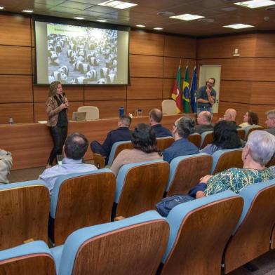 Reunião no Ministério Público Federal para tratar do decreto municipal 19.736, de 8 de agosto de 2018, que regra a realização de eventos temporários em espaços públicos e privados de Caxias do Sul. 