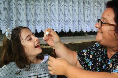  CANOAS,  RS, BRASIL,  23/04/2019- Família obtém na Justiça o direito de cultivar maconha para extrair o óleo de canabidiol para o tratamento das convulsões da filha Caroline. Na foto- (Mãe) Liane, fillha Caroline.  (FOTOGRAFO: TADEU VILANI / AGENCIA RBS)