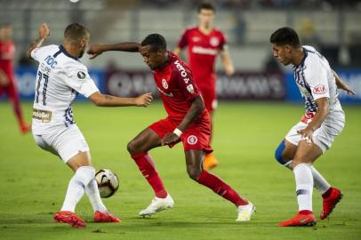  Brasils Internacional player Edenilson Andrade (C) vies for the ball against Perus Alianza Lima player Felipe Rodriguez (L), during their Copa Libertadores football match at the National Stadium in Lima, on April 24, 2019. (Photo by ERNESTO BENAVIDES / AFP)Editoria: SPOLocal: LimaIndexador: ERNESTO BENAVIDESSecao: soccerFonte: AFPFotógrafo: STR