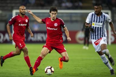  Brasils Internacional player Rodrigo Dourado (C) vies for the ball against Perus Alianza Lima player Aldair Fuentes(R), during their Copa Libertadores football match at the National Stadium in Lima, on April 24, 2019. (Photo by ERNESTO BENAVIDES / AFP)Editoria: SPOLocal: LimaIndexador: ERNESTO BENAVIDESSecao: soccerFonte: AFPFotógrafo: STR